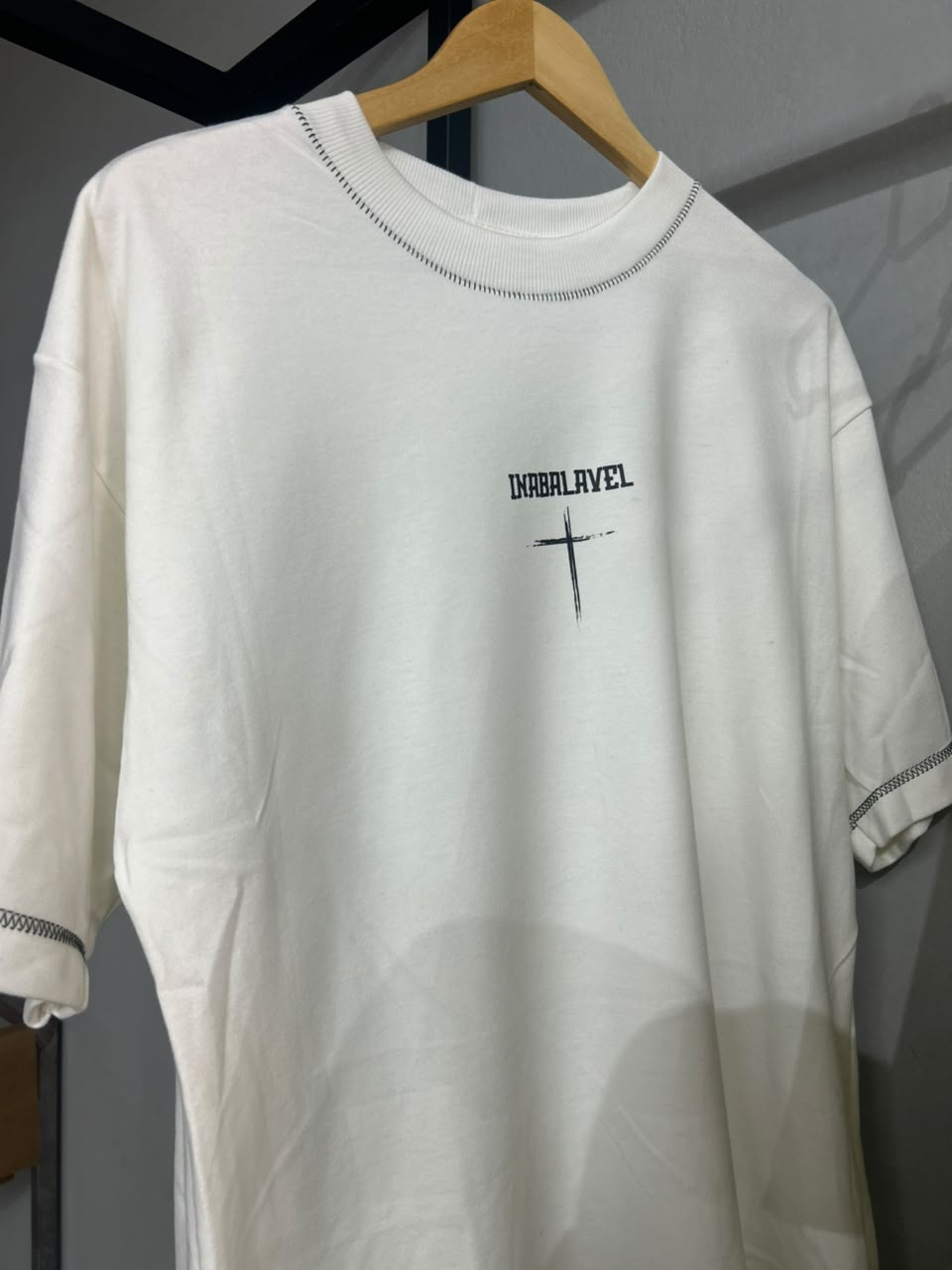 Camiseta off-white Inabalável com cruz