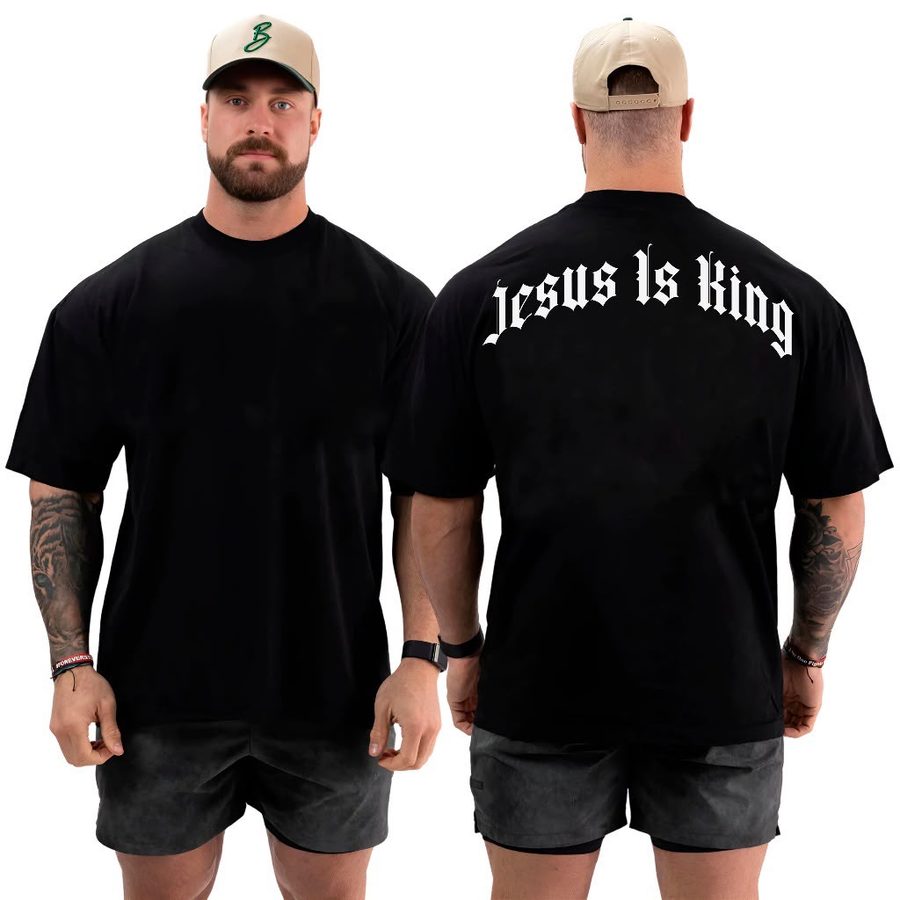 Camiseta preta com estampa 'Jesus Is King' nas costas
