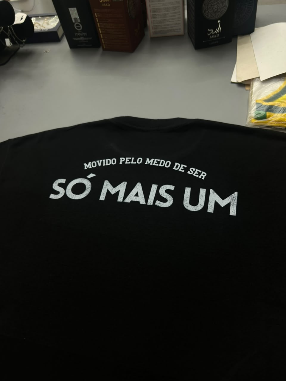 Camiseta preta Só Mais Um costas
